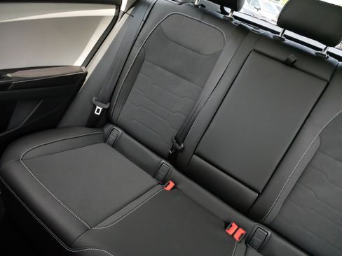 Certified 2025 Volkswagen Taos SE w/ Panoramic Sunroof Package AWD/4WD image 12