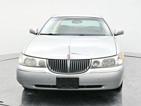 Used 2002 Lincoln Town Car Signature image 2