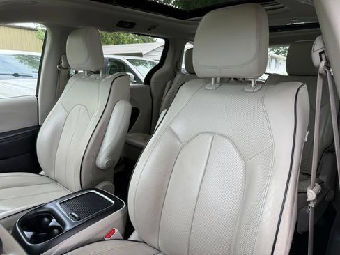 Used 2020 Chrysler Pacifica Limited w/ Advanced Safetytec Group FWD image 11