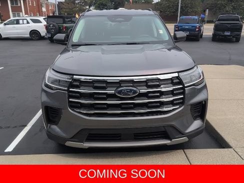 Used 2025 Ford Explorer Active AWD/4WD image 2