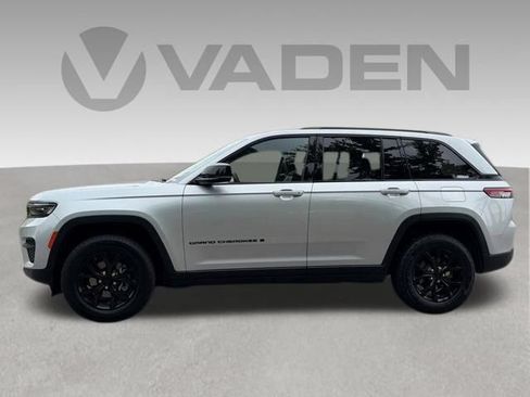 Used 2024 Jeep Grand Cherokee Altitude AWD/4WD image 19