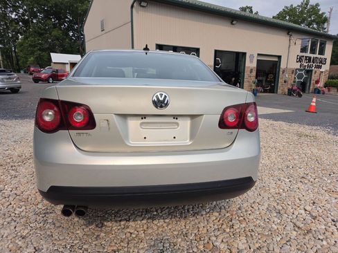 Used 2010 Volkswagen Jetta SE FWD image 5