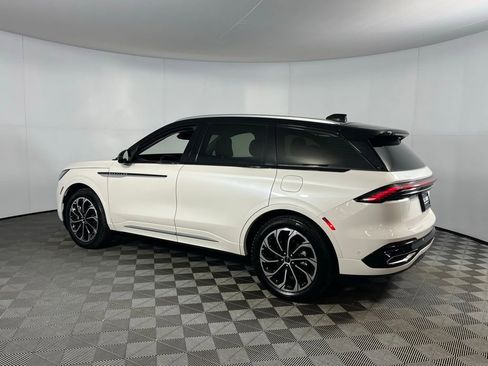 Used 2024 Lincoln Nautilus Reserve image 10