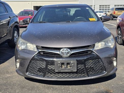 Used 2016 Toyota Camry SE image 2