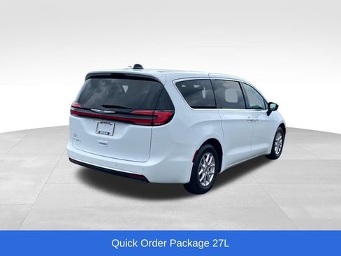 Used 2025 Chrysler Pacifica Select FWD image 3