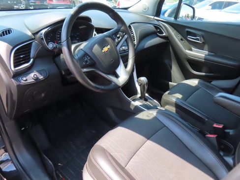 Used 2019 Chevrolet Trax LT w/ LT Convenience Package AWD/4WD image 14