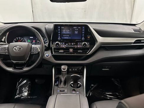 Used 2020 Toyota Highlander XLE AWD/4WD image 22