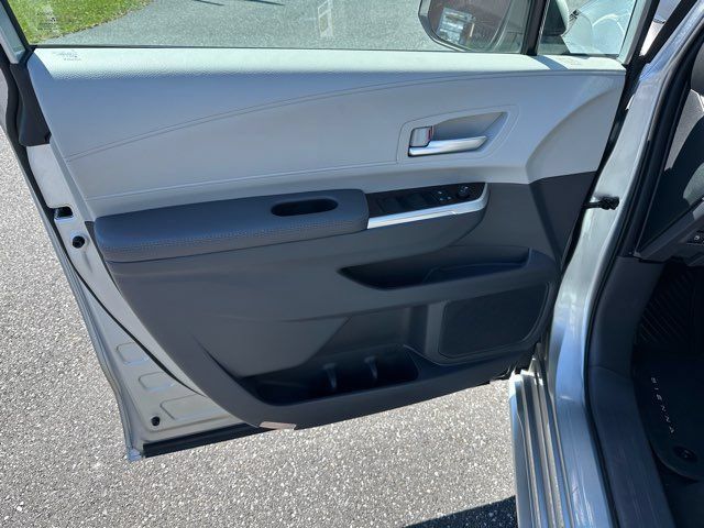 Used 2022 Toyota Sienna XLE AWD/4WD image 10