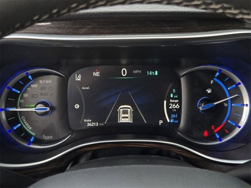 Used 2022 Chrysler Pacifica Limited w/ Uconnect Theater Family Group image 27