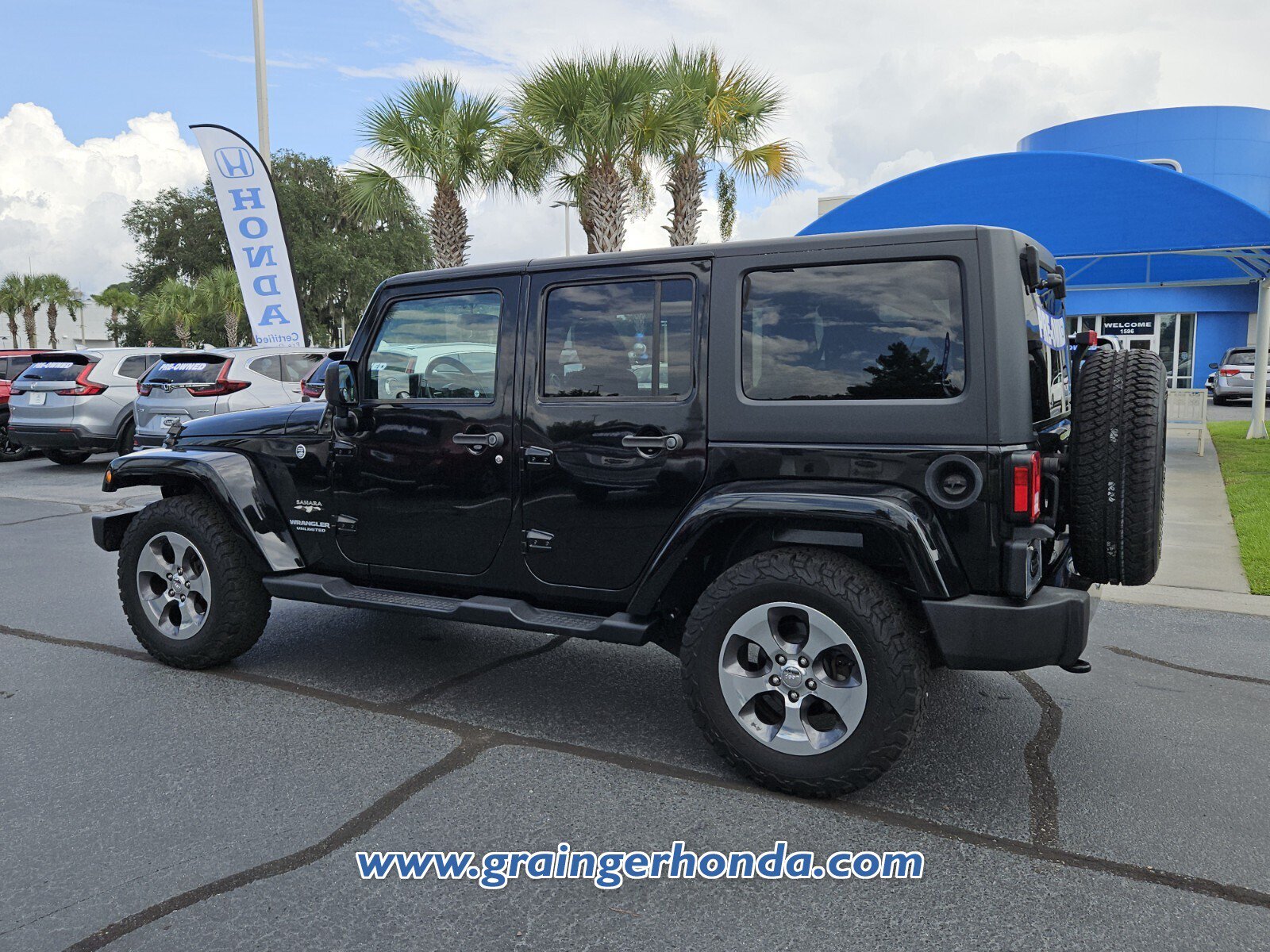 Used 2017 Jeep Wrangler Unlimited Sahara w/ Dual Top Group AWD/4WD image 3