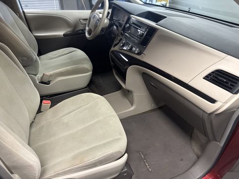 Used 2011 Toyota Sienna image 11
