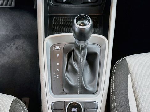 Used 2025 Hyundai Venue SEL FWD image 24