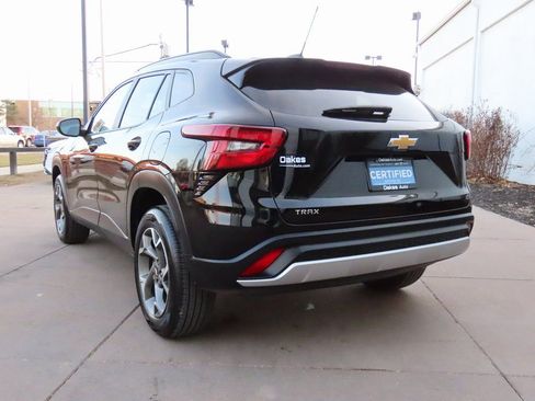 Used 2025 Chevrolet Trax LT w/ LT Convenience Package image 5