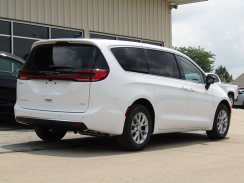 New 2027 Chrysler Pacifica Select AWD/4WD image 3