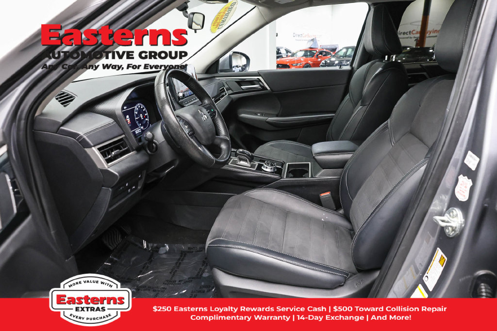 Used 2023 Mitsubishi Outlander SE AWD/4WD image 15