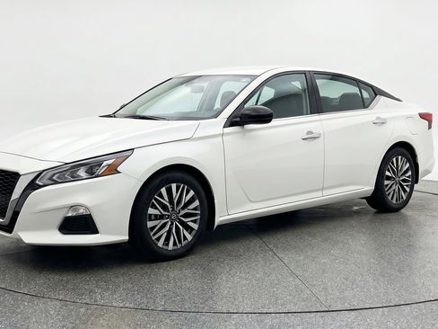 Used 2025 Nissan Altima 2.5 SV FWD image 3