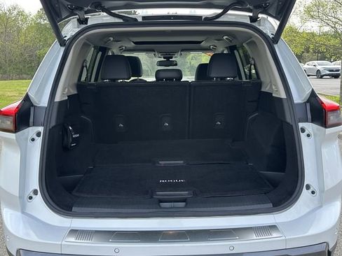 Certified 2025 Nissan Rogue SL w/ Tech Package FWD image 19