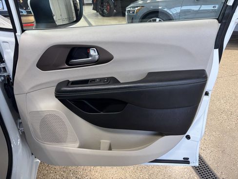 Used 2021 Chrysler Voyager LX image 29