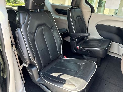 Used 2023 Chrysler Pacifica Limited FWD image 29
