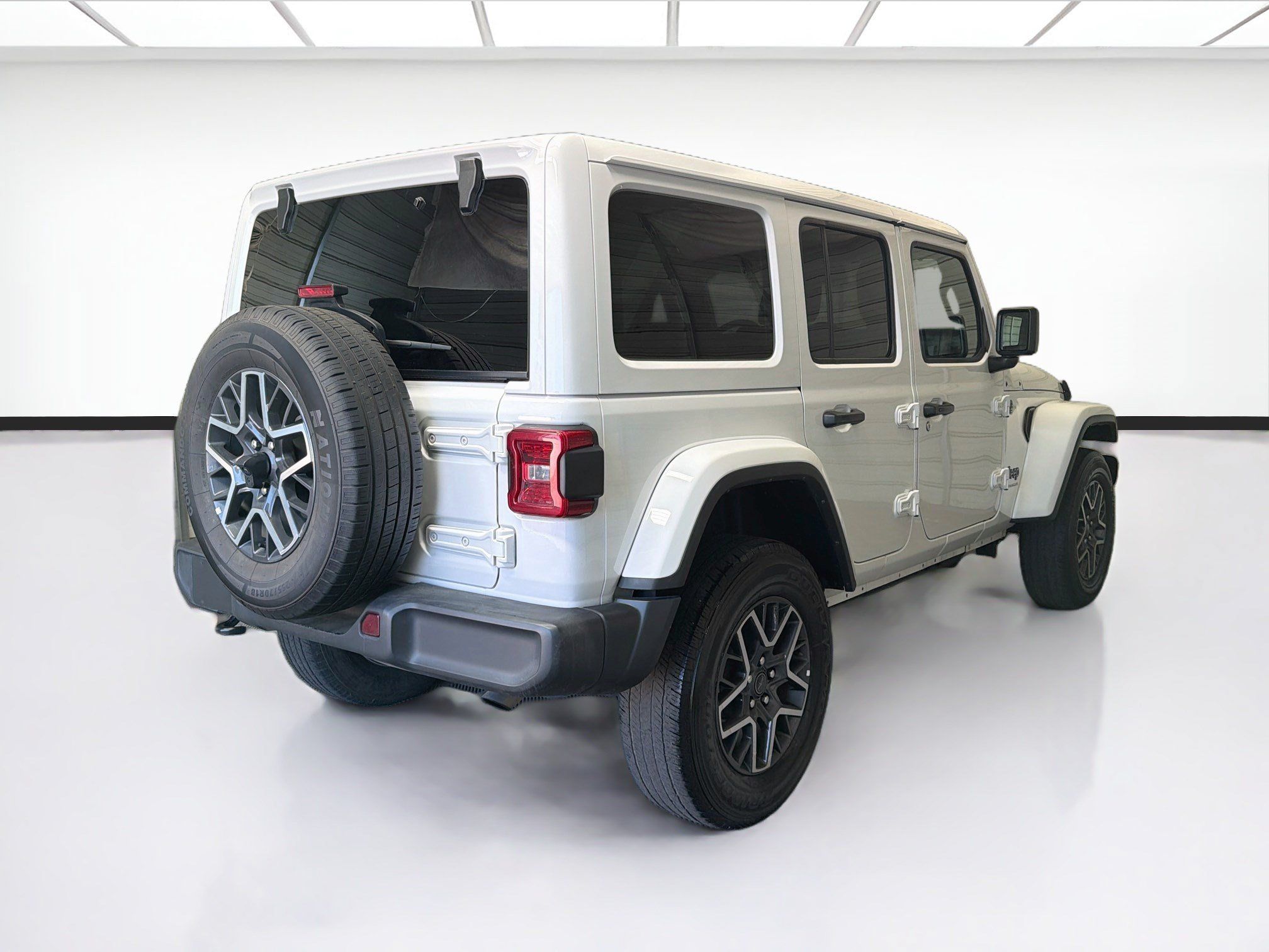 Used 2025 Jeep Wrangler Unlimited Sahara AWD/4WD image 4