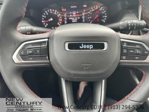 Used 2025 Jeep Compass Trailhawk AWD/4WD image 12
