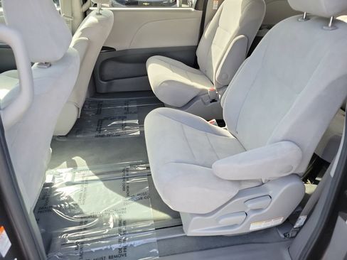 Used 2020 Toyota Sienna L w/ Carpet Mat Package FWD image 18