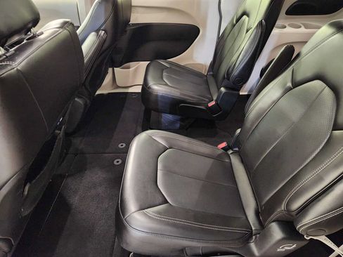 Used 2023 Chrysler Pacifica Touring-L FWD image 30