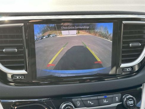 Used 2024 Chrysler Pacifica Touring-L image 23