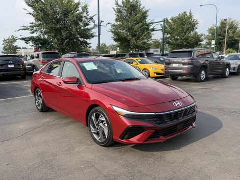 Used 2025 Hyundai Elantra SEL FWD image 3