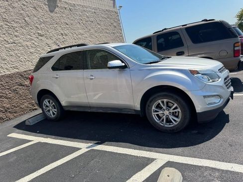 Used 2017 Chevrolet Equinox LT FWD image 2