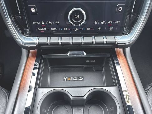 Used 2025 GMC Yukon XL Denali AWD/4WD image 18