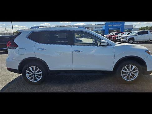 Used 2020 Nissan Rogue SV image 2