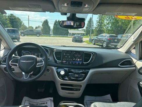 Used 2022 Chrysler Pacifica Touring-L FWD image 21