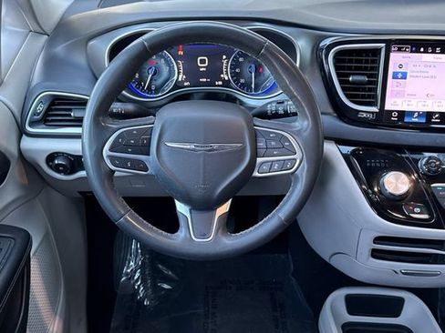 Used 2022 Chrysler Pacifica Touring-L FWD image 16
