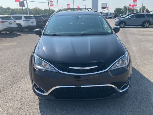 Used 2017 Chrysler Pacifica Touring-L Plus w/ Tire & Wheel Group FWD image 2