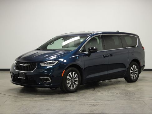 Used 2025 Chrysler Pacifica Select image 4