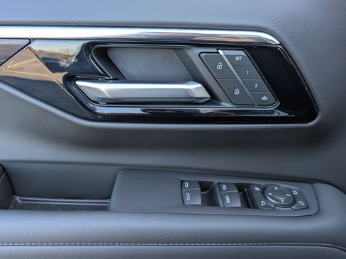 Used 2025 Chevrolet Suburban Z71 w/ Comfort Package image 16