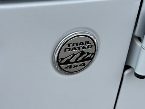 Used 2023 Jeep Wrangler Unlimited Sahara AWD/4WD image 9