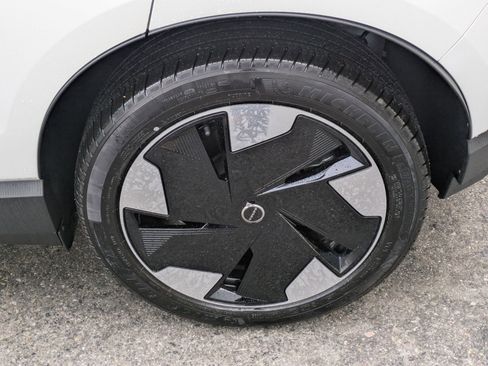 New 2025 Volvo EX30 Plus w/ Protection Package Premier image 17