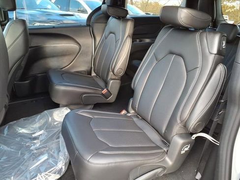New 2026 Chrysler Pacifica Select w/ S Appearance Package image 10