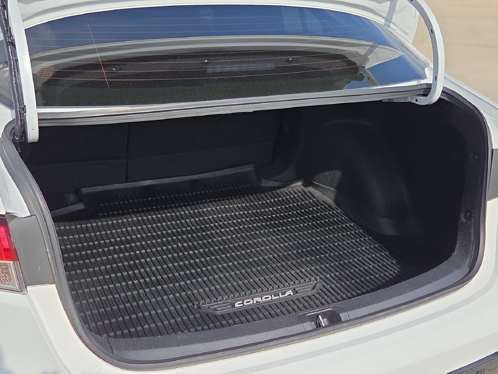 Used 2023 Toyota Corolla SE w/ Carpet Mat Package (TMS) FWD image 12
