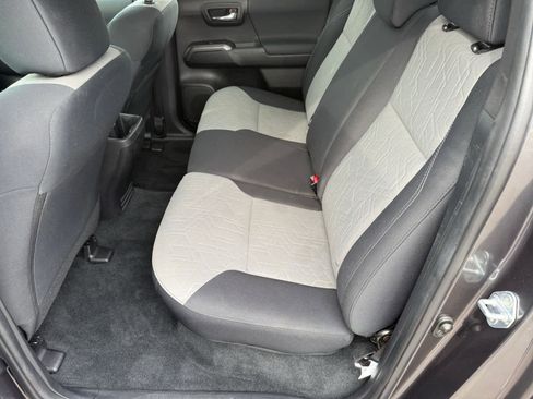 Used 2022 Toyota Tacoma TRD Sport image 11