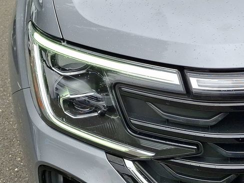 Certified 2025 Volkswagen Atlas Cross Sport SE AWD/4WD image 9