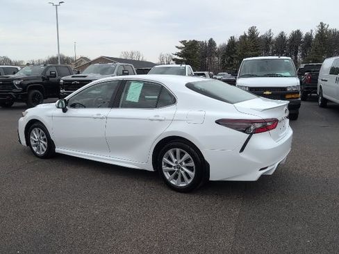 Used 2024 Toyota Camry SE image 4