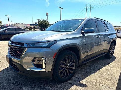 Used 2023 Chevrolet Traverse RS FWD image 2