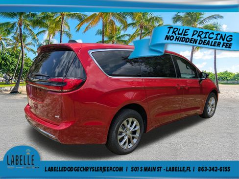 Used 2025 Chrysler Pacifica Select AWD/4WD image 4