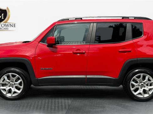 Used 2018 Jeep Renegade Latitude w/ UConnect 8.4 Nav Group AWD/4WD image 2