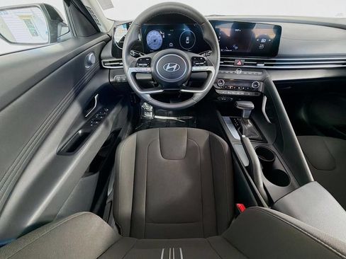 Used 2025 Hyundai Elantra SEL FWD image 13