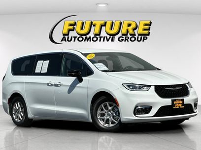 Used 2025 Chrysler Pacifica Select
