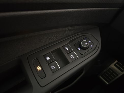 Used 2022 Volkswagen GTI SE FWD image 27